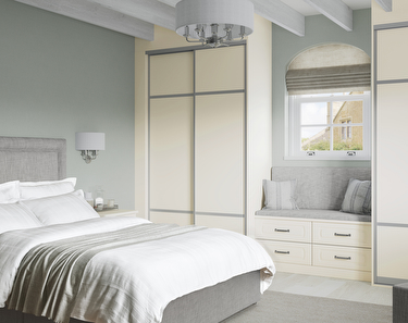 Sliding wardrobe doors in alabaster